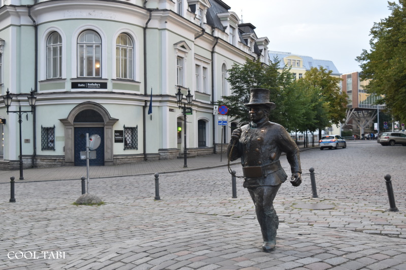 エストニアのタリン旧市街の煙突掃除夫の像