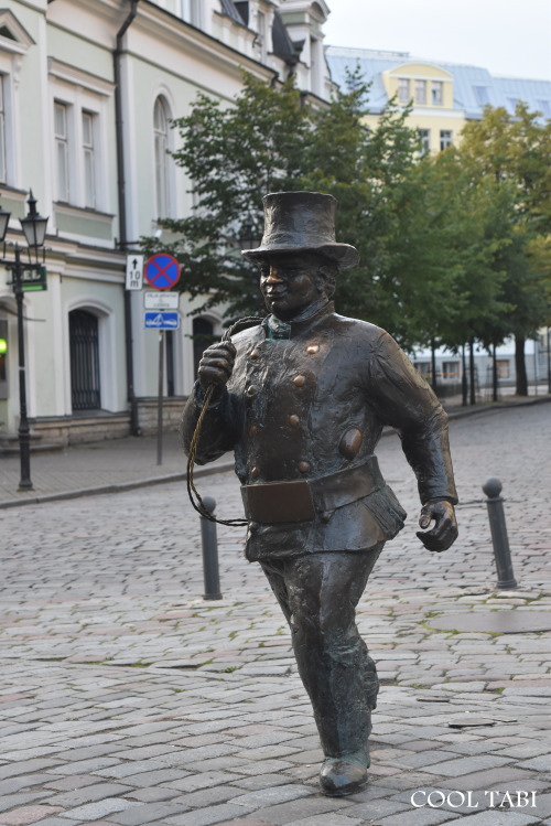 エストニアのタリン旧市街の煙突掃除夫の像