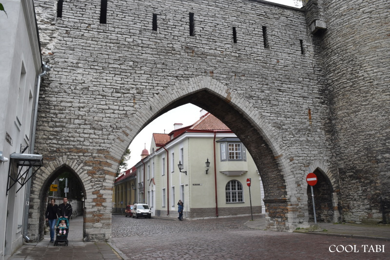 エストニアのタリン旧市街、修道女の塔付近