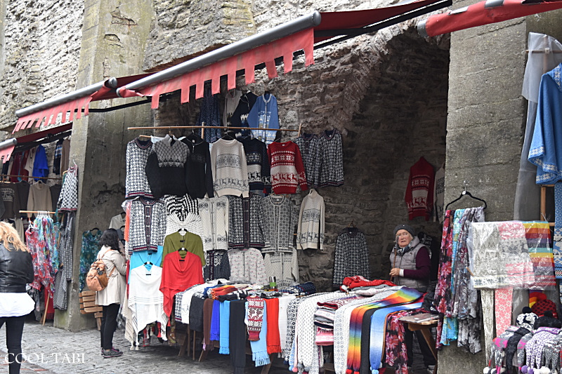エストニアのタリン城壁に沿ってニットのお店が並ぶ「セーターの壁」